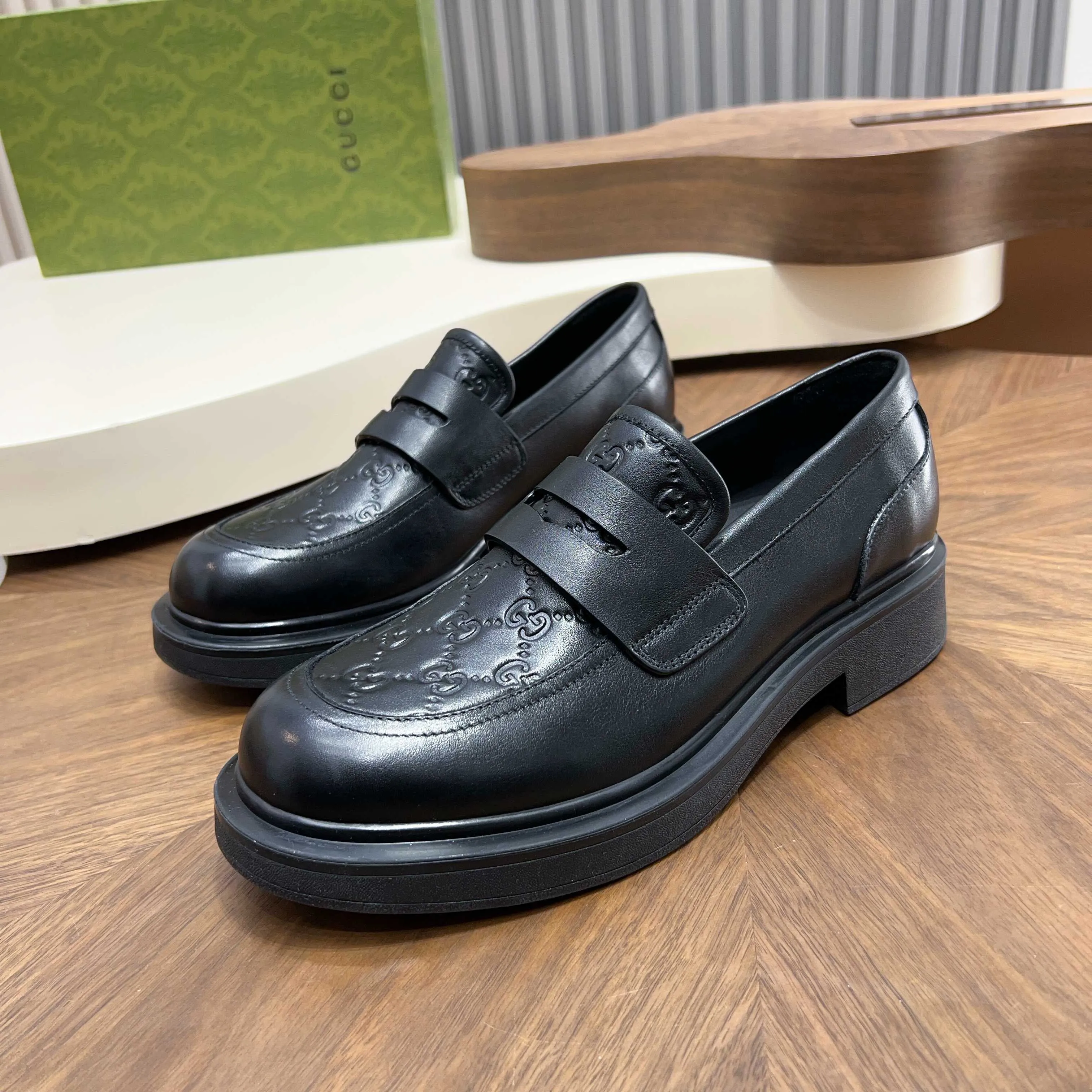 💰780 Gucci/Gucci new men’s lace-up shoes with GG details, matte cow leather derby shoes! The design of this men's lace-up shoe is rooted in the brand's heritage. Crafted from premium waxed cow leather, it is embellished with GG printed embossed suede leather details, a nod to Gucci's iconic monogram. The rubber sole decorated with GG pattern adds a touch of modern fashion to this design. Typical three-joint style design. European and American classic version, full calfskin lining. The overall upper texture is soft and the lining is comfortable and breathable. 2CM thickened soft rubber sole, easy to control. Versatile and stylish upper foot, multiple colors available to meet different matching needs, complete package! Size: 39-40-41-42-43-44 leather shoe size (38.45.46 can be customized)